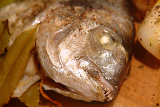 煎鯛魚(yú)與香料和蔬菜