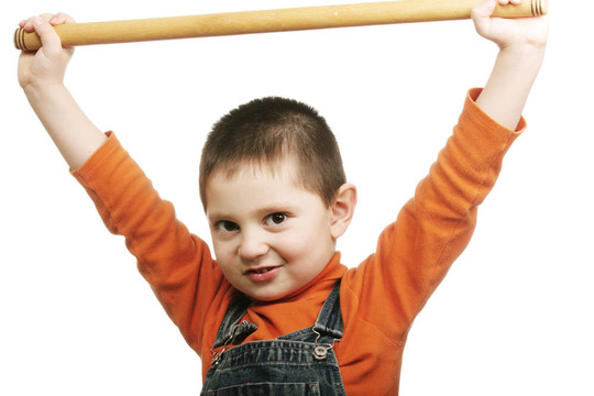男孩用棍子