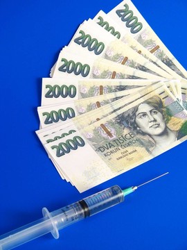 捷克冠和注射器