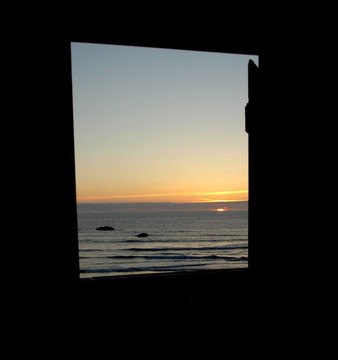 沿海夕陽(yáng)穿過大門