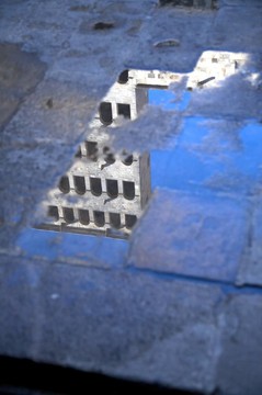 在水坑里的建筑