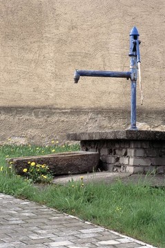 舊生銹的水泵