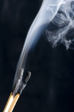 在黑色背景上與煙霧相配
