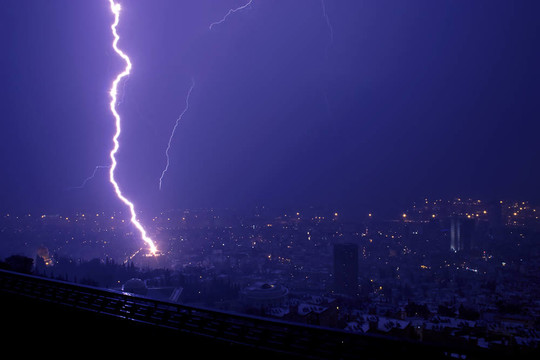 海法上空的閃電