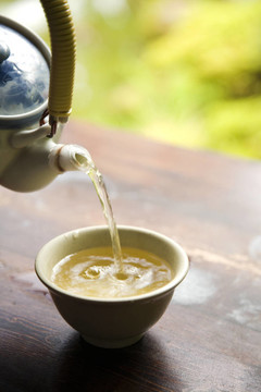 從鍋里澆綠茶