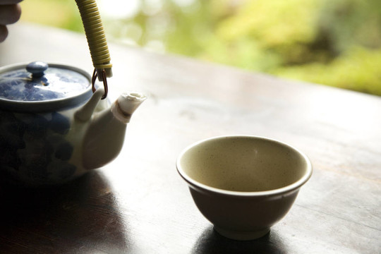 綠茶在鍋里，準備倒