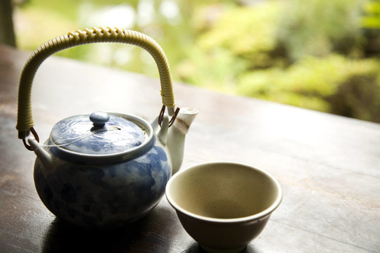 綠茶在鍋里，準(zhǔn)備倒