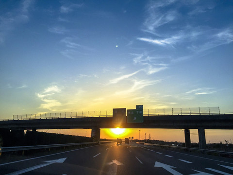 夕陽美景下的高架道路