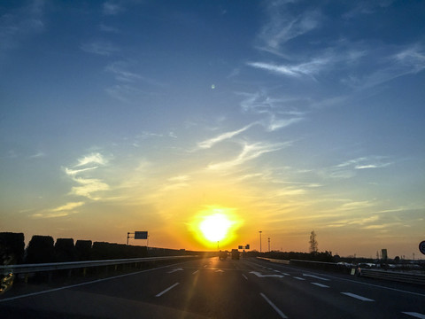 夕陽美景下的高速道路