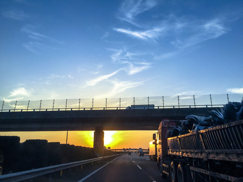 夕陽(yáng)美景下的高架道路