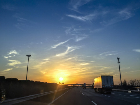 夕陽(yáng)美景下的高速道路