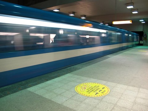 離開車站的地鐵