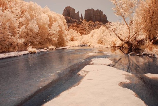 沙漠里的河