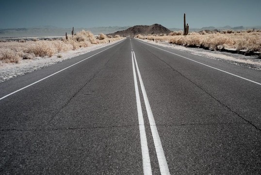 沙漠的山路