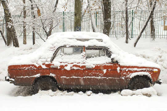 降雪中的紅色汽車