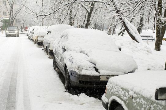 降雪中的道路和汽車