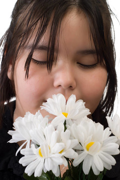 女孩Smelling Flowers