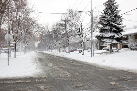 下雪后的城市道路