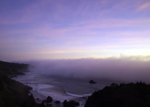 霧浪覆蓋海灘
