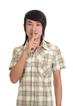 亞洲男子用手指在他的嘴唇