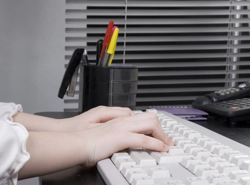 在PC鍵盤上的小手