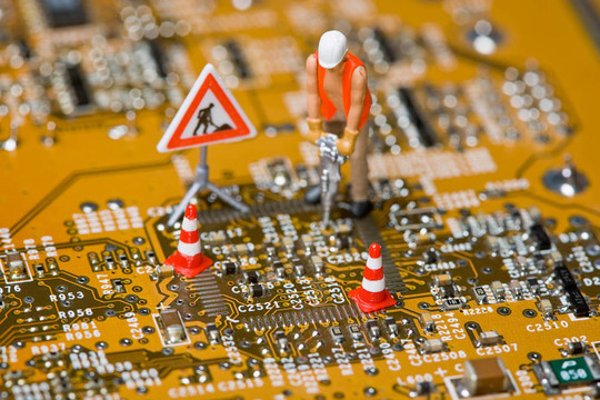 在電路板上工作的微型圖形。