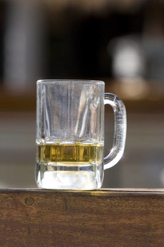 空的啤酒杯