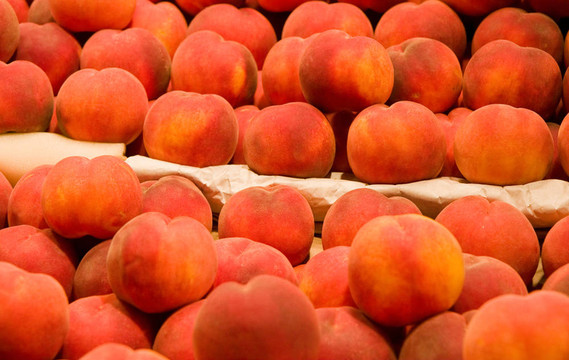 Fresh Peaches在一個農(nóng)民市場