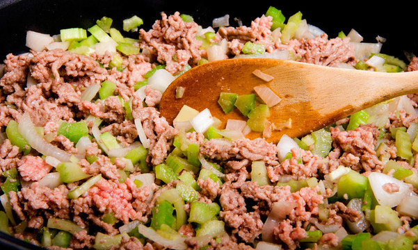 攪拌肉和蔬菜