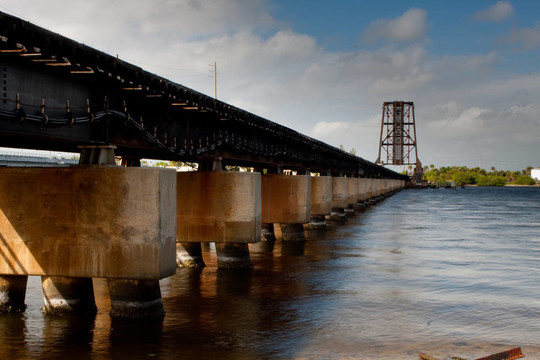 橫跨River的鐵路橋