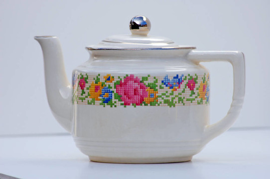 這個白色的花卉圖案的茶壺已經(jīng)在我家?guī)状耍且粋€古董。這是一個獨(dú)特的項(xiàng)目，設(shè)置為白色背景下的特寫。