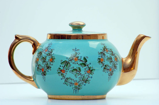 綠綠和黃金古董茶壺