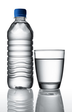 瓶子和杯子里的水