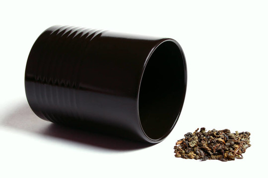 黑杯和綠茶葉