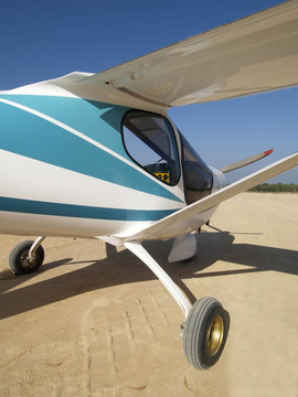 輕型飛機(jī)