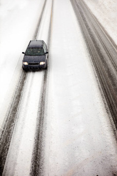 暴風(fēng)雪中的汽車