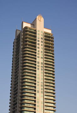 在晨光中高層公寓