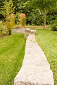 花崗巖墻穿過花園