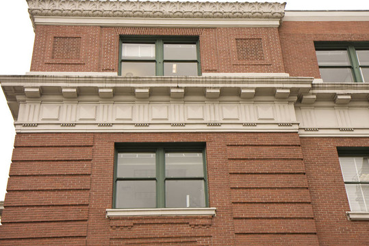 舊磚和裝飾與Green Windows