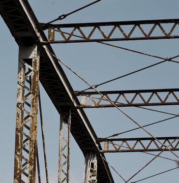 這座古老的橋是藍(lán)色的天空