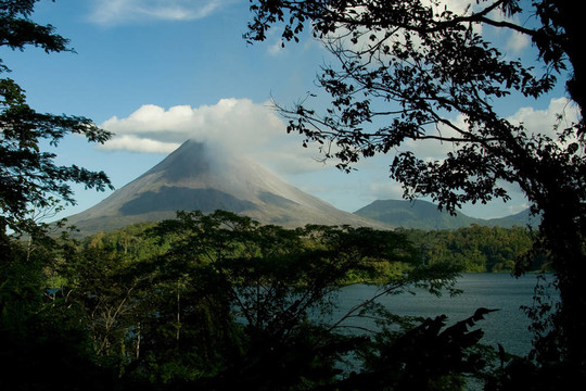 阿雷納火山