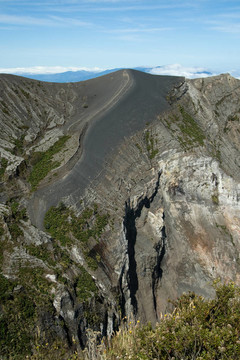 在伊拉蘇火山口