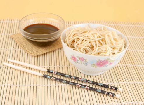 亞洲面條和蔬菜