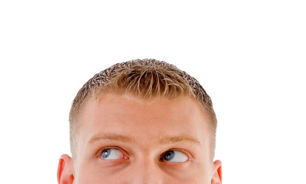 半臉的男人的臉看向一邊