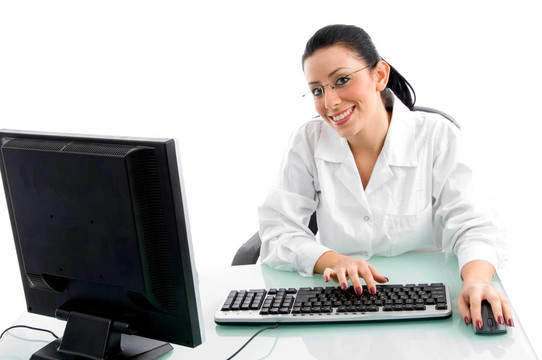在一个孤立的白色背景上工作的微笑医生的正面视图