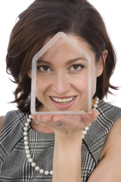 一個(gè)透明的房子40多歲女人手上的肖像