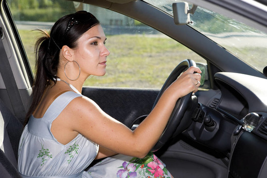 女人在車