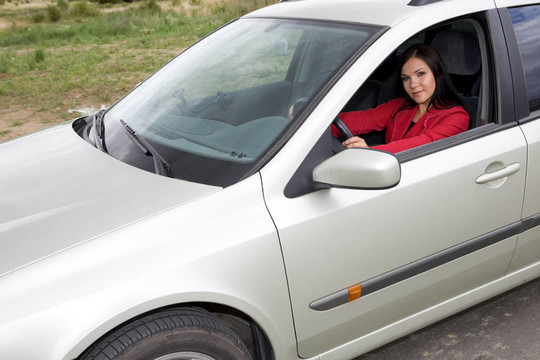 女人在車