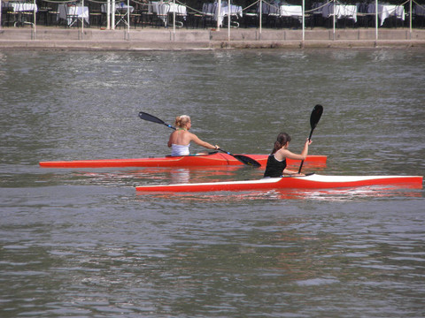 上canoein兩女孩