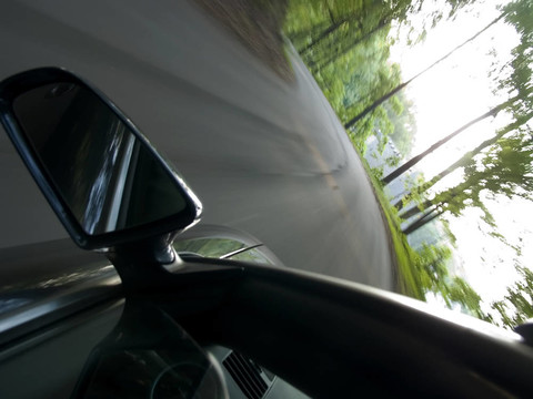 汽車在樹林里飛馳